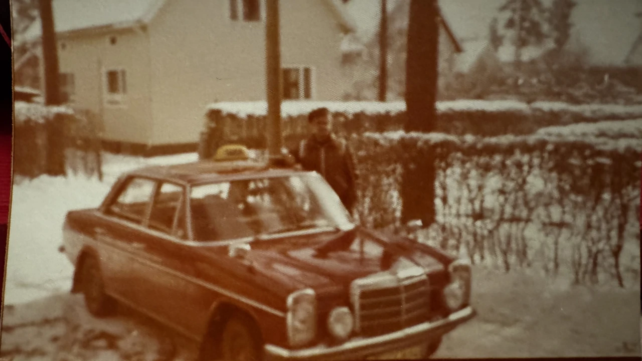 Vanha Lehtisen taksiauto Tampereella talvisessa lähiömaisemassa